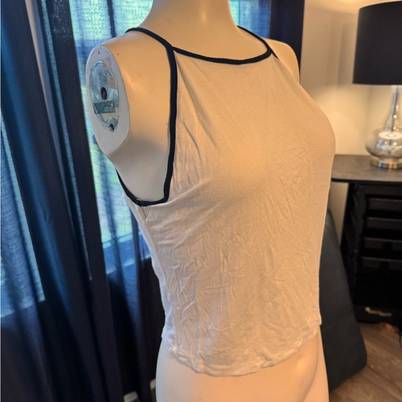 Charlotte Russe, mid drift crop top - Picture 2 of 4